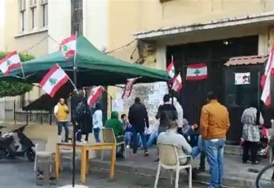 خيمة أمام "مالية" طرابلس...