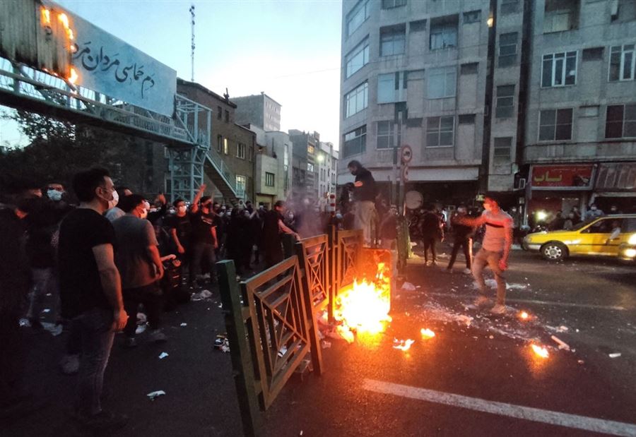 هتافات في إيران: لن ترى الزعامة يا إبن خامنئي!