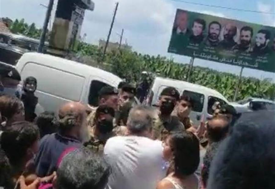 قطع الطريق عند دوار العباسية... وإشكال مع الجيش 