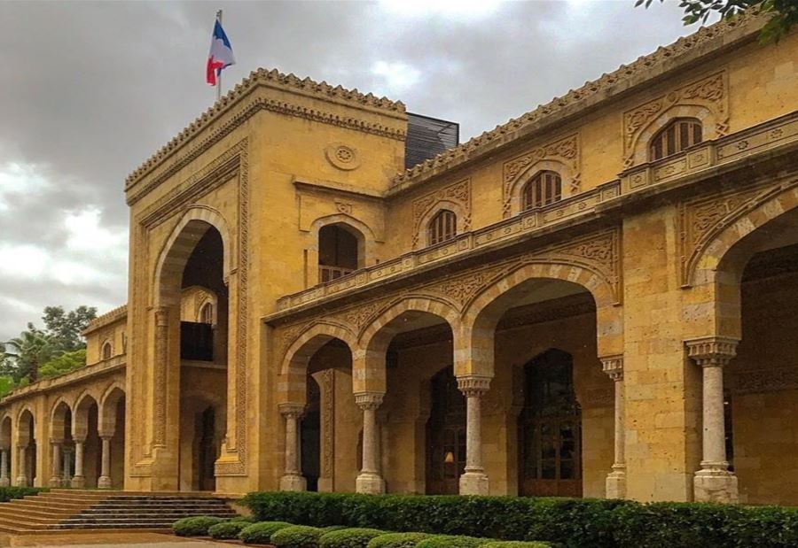 فرنسا منحازة... ناشطون يطرقون أبواب السفارة احتجاجاً!