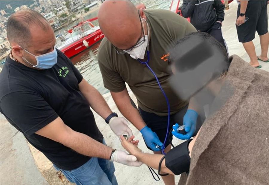 بالصور: إنقاذ شاب من الغرق مقابل شاطئ ضبية