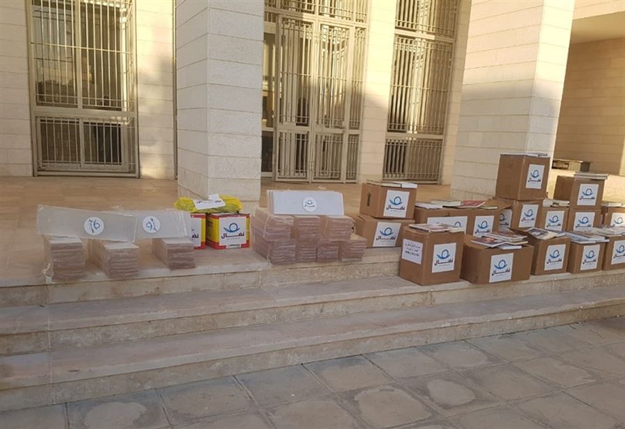 جنبلاط يقدم مجموعة كتب الى سجناء رومية