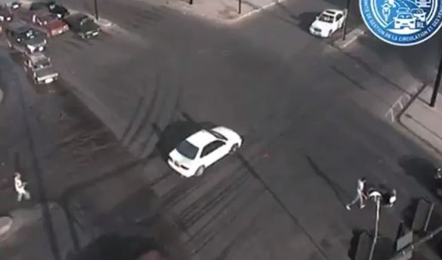 بالفيديو.. "الاشارة الضوئية مش للزينة احترمها!"