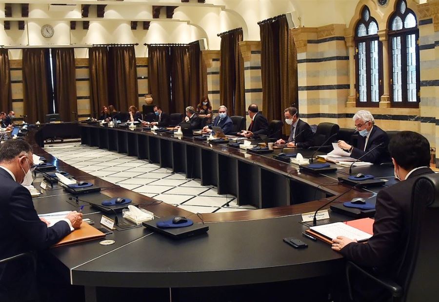 هجومٌ على "حكومة المستشارين" من بوابة "العام الدراسي"