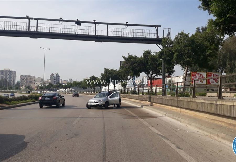بالصورة: اصطدام مركبة بالفاصل الاسمنتي على اوتوستراد الصياد بالصورة: اصطدام مركبة بالفاصل الاسمنتي على اوتوستراد الصياد