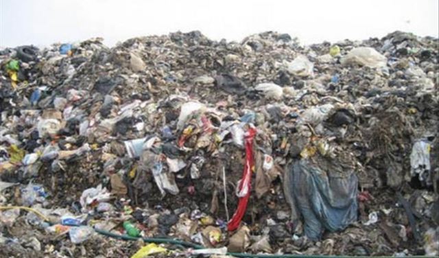 قطع طريق البرج احتجاجا على مكب للنفايات