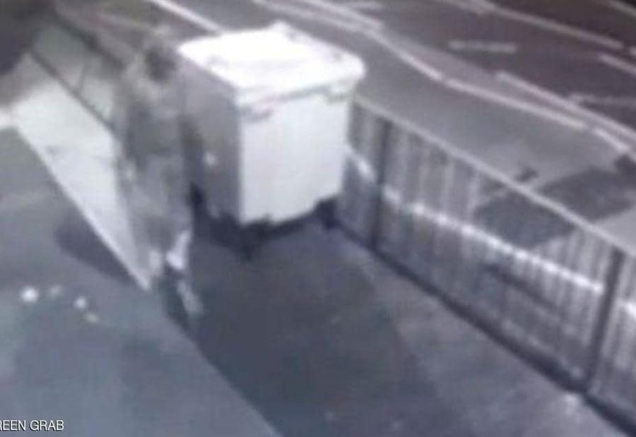 فيديو "صادم".. لحظة اعتداء ليلي على مسجد في بريطانيا