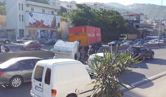 بالصورة.. انقلاب شاحنة على اوتوستراد نهر إبراهيم