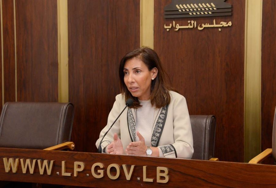 نائبة 