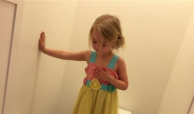 لماذا تقف طفلة أميركية بهذا الشكل في الحمّام؟