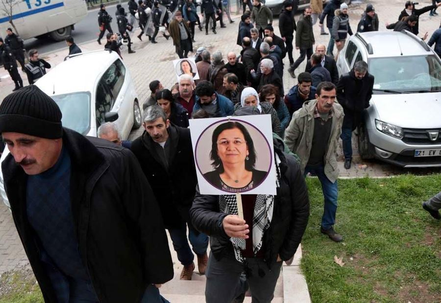 محكمة تركية تأمر بالإفراج عن نائب كردية مضربة عن الطعام
