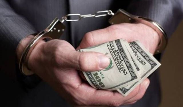 اختلس مئات الملايين بإحدى الادارات العامة.. فعزلوه