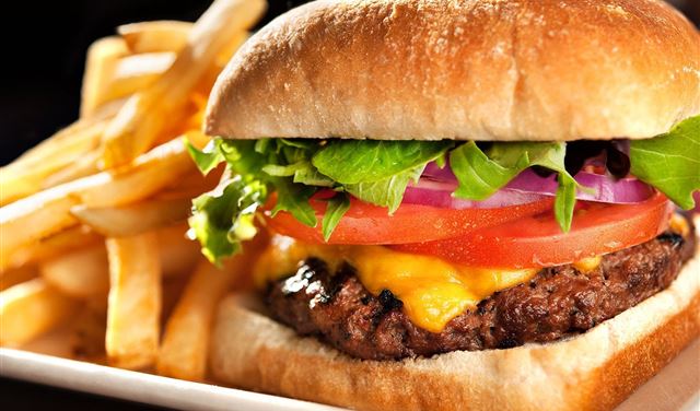 إذا كنت من محبي الوجبات السريعة.. عليك الحذر!