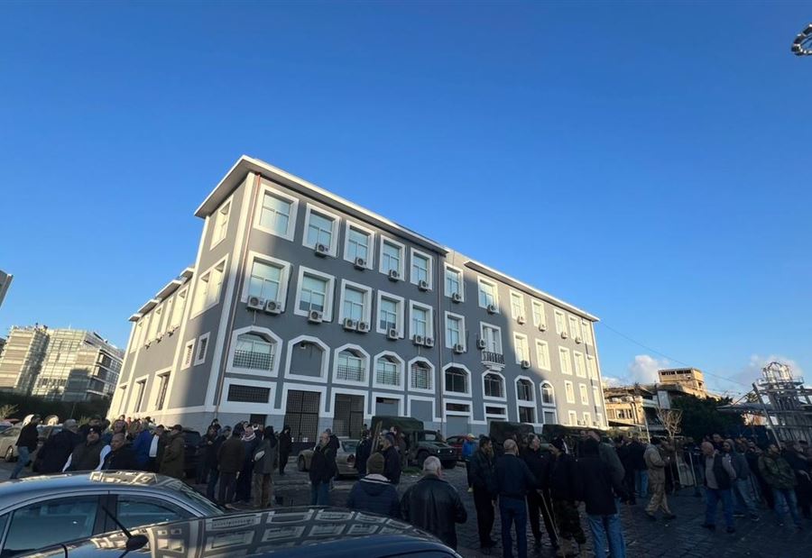 بالإطارات المشتعلة... العسكريون المتقاعدون يصعدون:نواجه عصابة! بالإطارات المشتعلة... العسكريون المتقاعدون يصعدون:نواجه عصابة!
