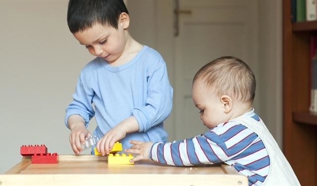دراسة تكشف أن الابن البكر أذكى من أشقائه الآخرين