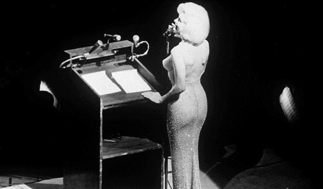 فستان مارلين مونرو مع كنيدي بمليوني دولار!