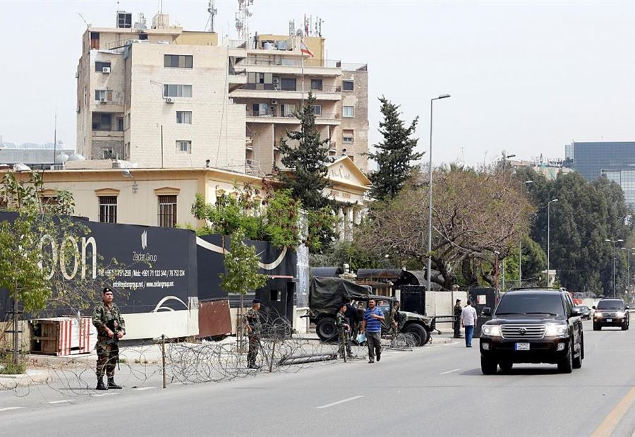 سابقة من نوعها... قاضٍ وضابط يُحضّران "سندويشات" لموقوفين!