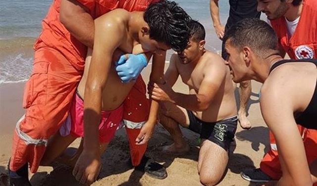 بالصورة.. انقذوهما من الغرق في صيدا