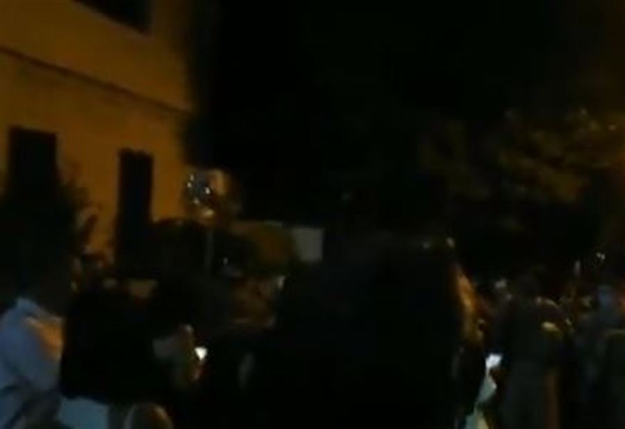 بالفيديو: "القصاص جايي"... أمام منزل القاضي صوّان