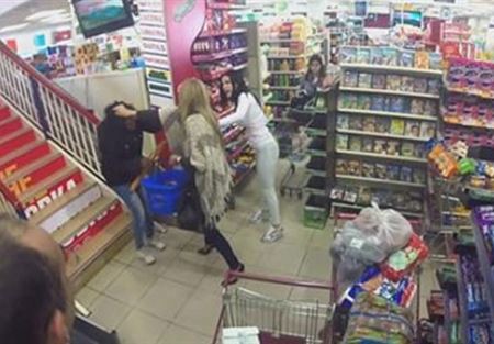 بالفيديو.. لبنانية تعنّف خادمتها أمام الناس!
