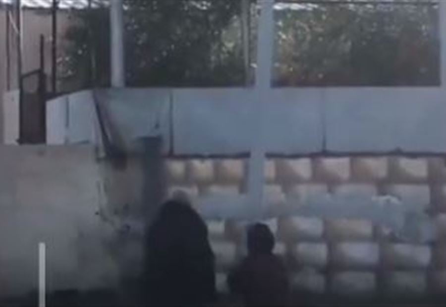بالفيديو: أم فلسطينية تحاول تحرير ابنها من الجيش الإسرائيلي 