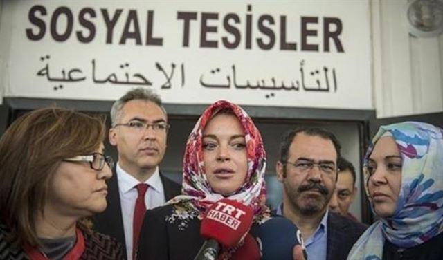 ممثلة أميركية تثير الجدل بارتداء الحجاب والدفاع عن أردوغان