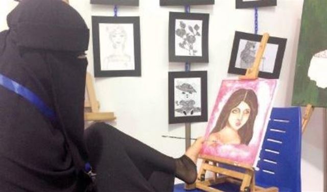 بالصور.. فنانة سعودية ترسم بلا يدين