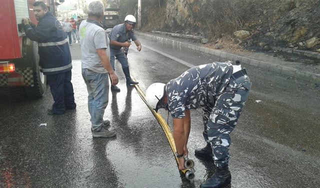 بالصور.. القوى الامنية تساعد في اخماد حريق الشاحنة بالصور.. القوى الامنية تساعد في اخماد حريق الشاحنة
