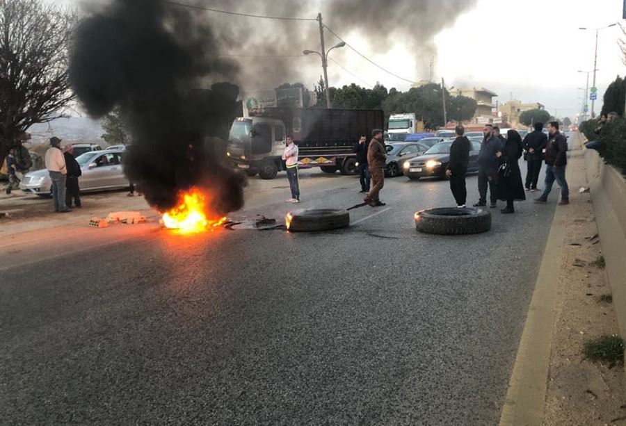 بالصور: "آل مشيك" سرقوا... والعشيرة قطعت طريق الحلانية