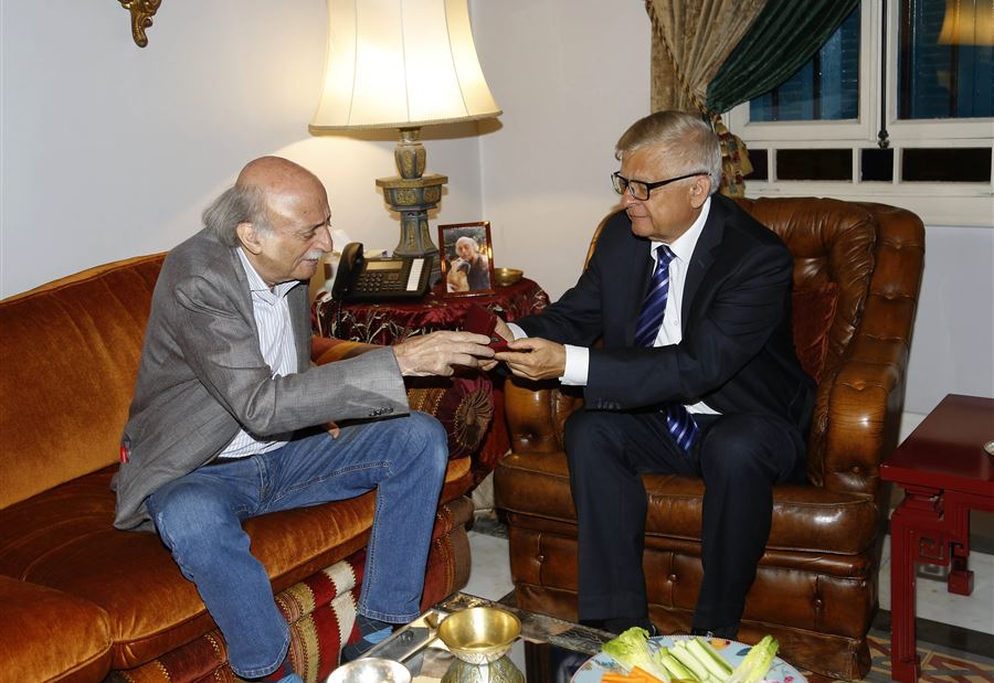 جنبلاط يُكرّم السفير الروسي  جنبلاط يُكرّم السفير الروسي