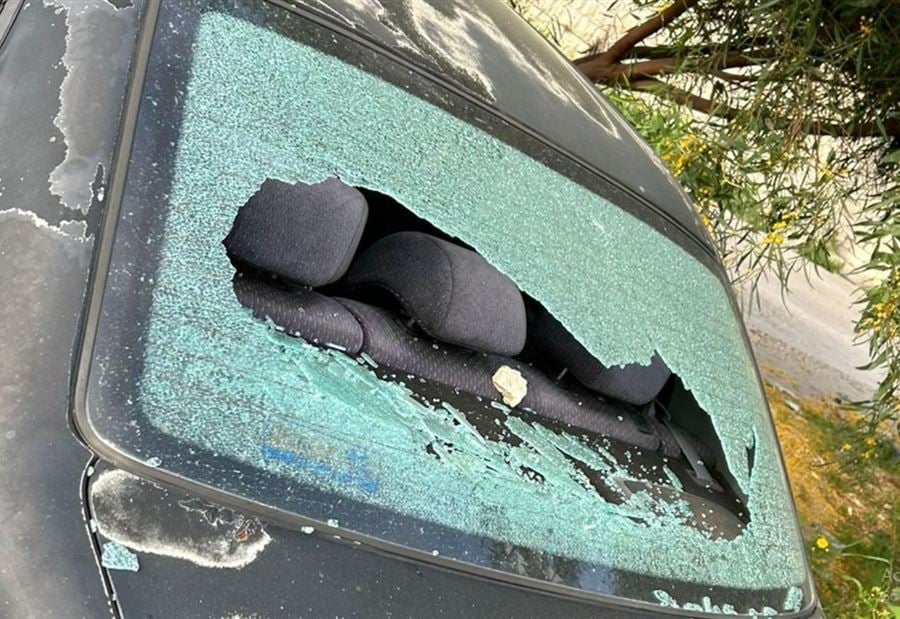 "رجم بالحجارة"... تكسير وتحطيم زجاج سيارات في البترون! (صورة) "رجم بالحجارة"... تكسير وتحطيم زجاج سيارات في البترون! (صورة)