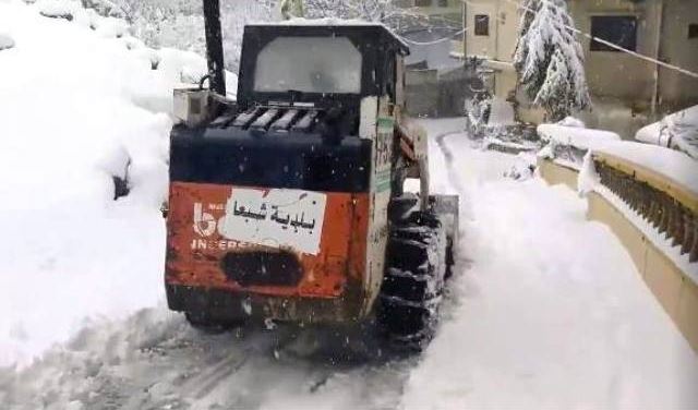 جرافات وزارة الاشغال بدأت جرف الثلوج في شبعا جرافات وزارة الاشغال بدأت جرف الثلوج في شبعا