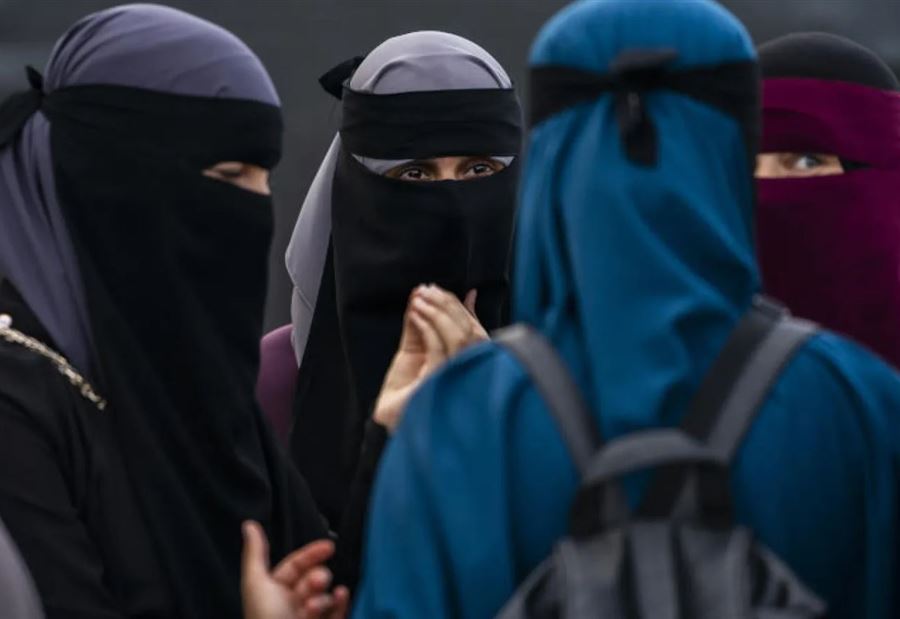 بعد جدل طويل... دولة آسيوية تبدأ تنفيذ قانون حظر النقاب