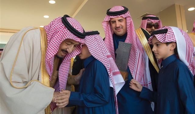 بماذا همس هذا الطفل للملك سلمان في مهرجان الإبل؟ بماذا همس هذا الطفل للملك سلمان في مهرجان الإبل؟