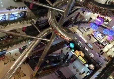زلاجة أفعوانية تُرعب متسوقي مول في شنغهاي