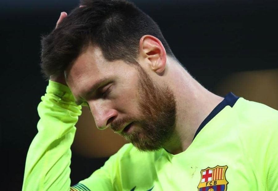 حافلة برشلونة تتخلى عن ميسي.. واللاعب يغادر "أنفيلد" وحده حافلة برشلونة تتخلى عن ميسي.. واللاعب يغادر "أنفيلد" وحده