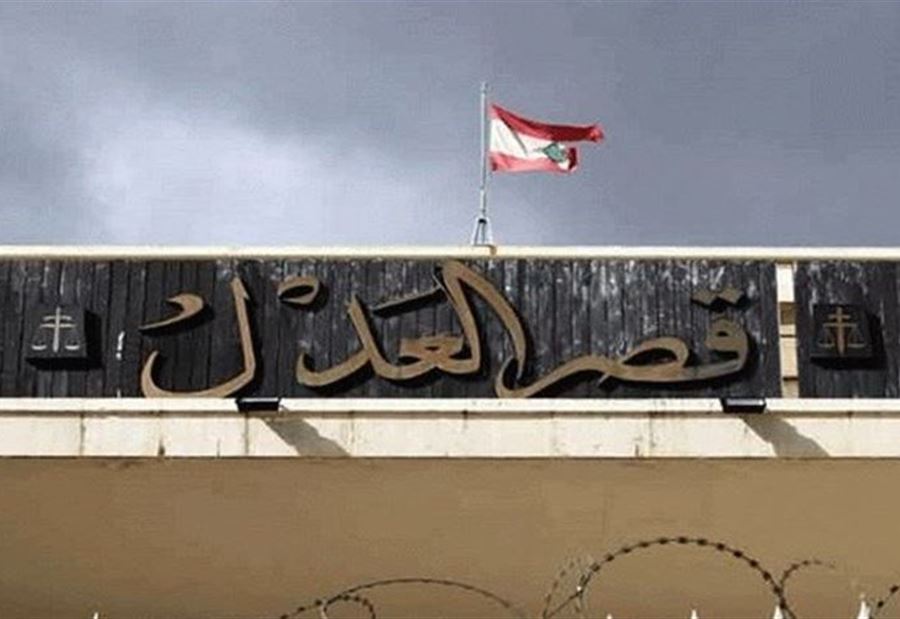 اشكالٌ بين متظاهرين ومحامٍ 