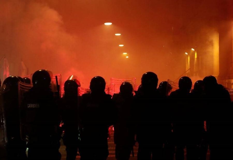 إيطاليا... مواجهات مع الشرطة في "احتجاجات كورونا" إيطاليا... مواجهات مع الشرطة في "احتجاجات كورونا"