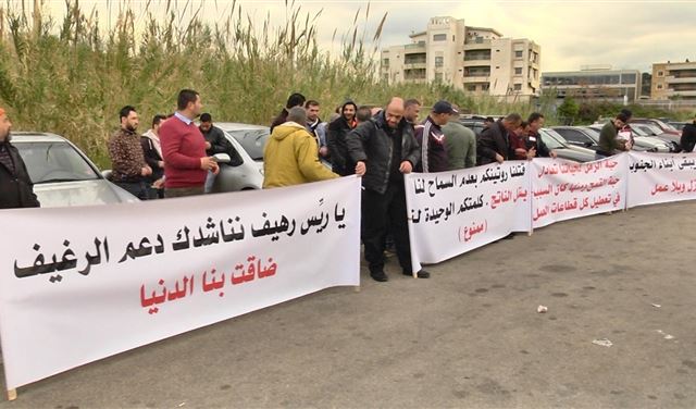 بالصورة: اعتصام لأصحاب وسائقي الشاحنات في الجنوب