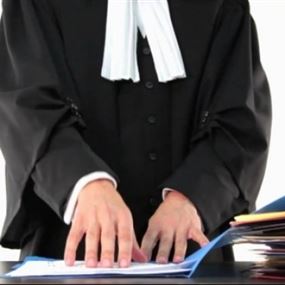 محامٍ يستخدم سلاحه على مرأى من الجيش في الفنا