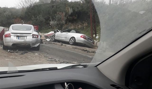 بالصور.. اصدطدام سيارات بعوائق حاجز الجيش  في المدفون
