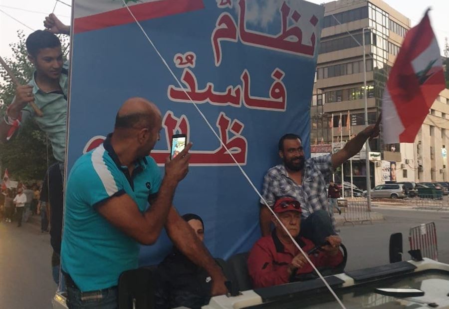 بالصور: مُتَّهم بالعمالة... أحد قادة "ثورة البقاع الأوسط"!