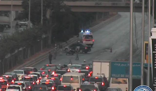 بالصورة.. الطرقات مغلقة: جسر المشاة لسلامتك! اليوم متت تحتو!