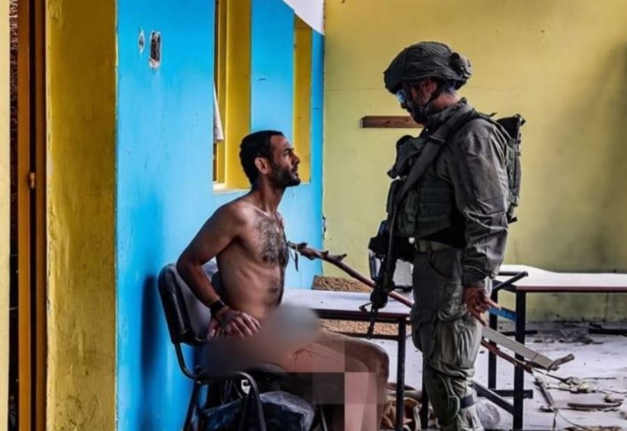 بعد ردود الفعل الغاضبة... الجيش الإسرائيلي يُعلق على صورة "الجندي والفلسطيني العاري" 