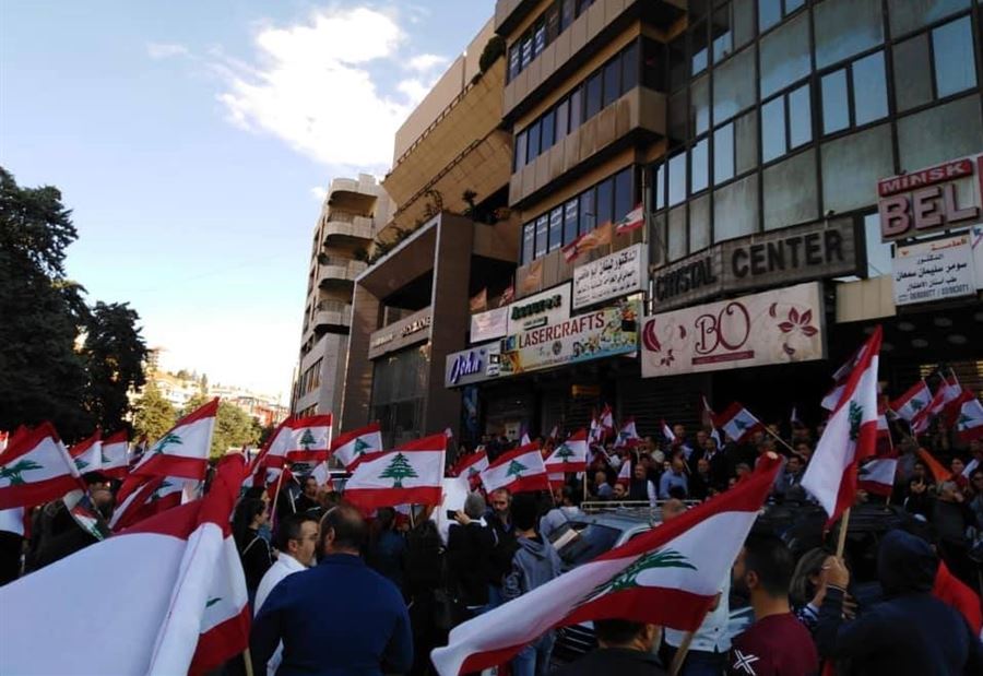 "وقفة" دعماً لرئيس الجمهورية في زحلة "وقفة" دعماً لرئيس الجمهورية في زحلة