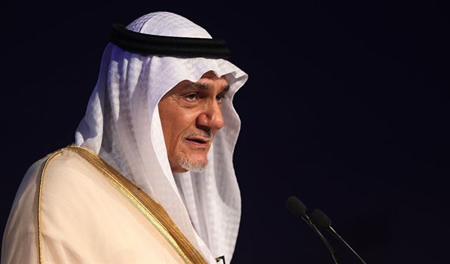 الأمير السعودي تركي الفيصل يكشف سبب ظهوره مع رئيس الموساد