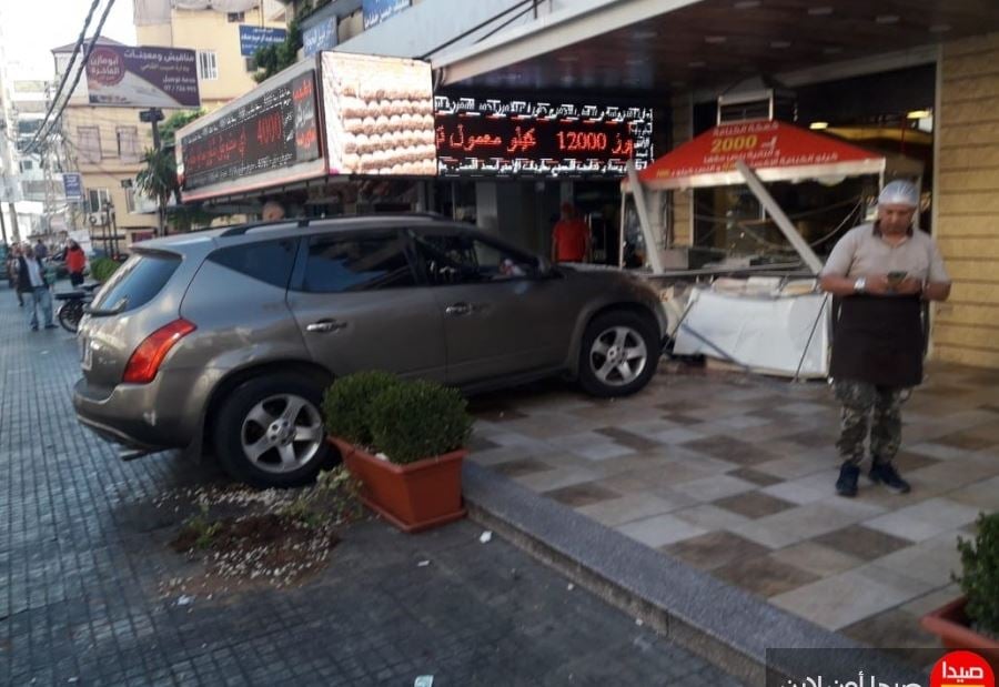 بالصور: سيارة تقتحم محل حلويات في صيدا