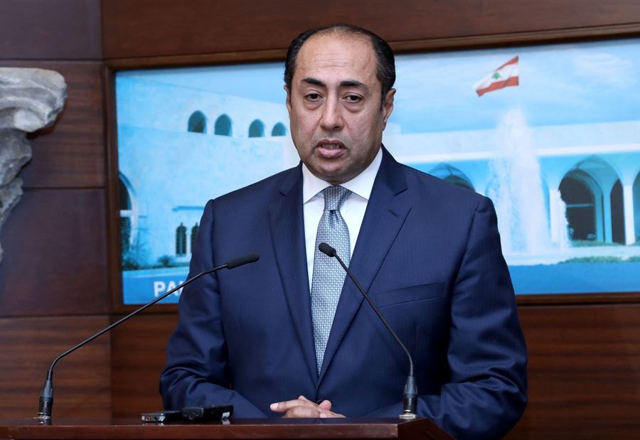 مسؤول عربي يحط في القصر الجمهوري حاملًا رسالة