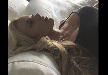 ممثلة أفلام جنسية سابقة ترسل رسالة إلى الشابات.. ما هي؟