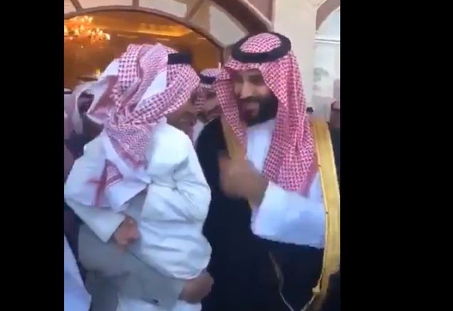 بالفيديو والصور: بن سلمان يلبي طلبات الأطفال في تبوك 